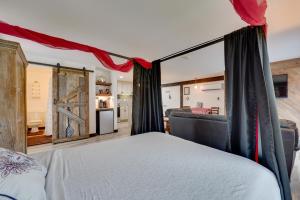 OramelPet-Friendly Caneadea Retreat with Deck!的一间卧室配有床和滑动谷仓门。