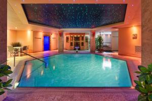 卡迪根悬崖酒店& Spa的在酒店房间的一个大型游泳池