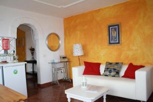 普拉亚格马达本塔纳斯兰萨罗特公寓的客厅配有白色的沙发和桌子
