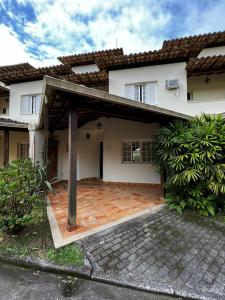 帕拉蒂Casa em Paraty - RJ Cond. Fechado的房屋前方设有大型天井