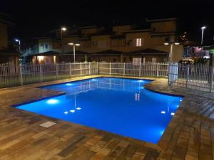 帕拉蒂Casa em Paraty - RJ Cond. Fechado的夜间游泳池,拥有蓝色照明