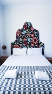 卡拉科尔Duet Hostel & Hotel的一张带床头板的床和两个枕头