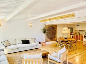 塞勒玛Salema Eco Camp - Sustainable Camping & Glamping的客厅配有白色的沙发和桌子