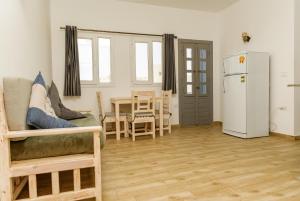 达哈布Elite Residence Dahab的客厅配有冰箱和桌子