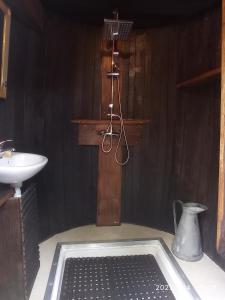 Lisoresles tonneaux de Lisores的浴室设有水槽和水槽旁的浴缸