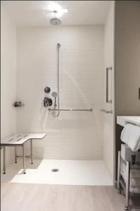 圣何塞圣荷西市中心万豪酒店的带淋浴的浴室(带书桌)