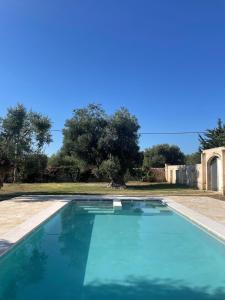奥斯图尼Masseria Conca D'Oro的院子里的大型蓝色游泳池