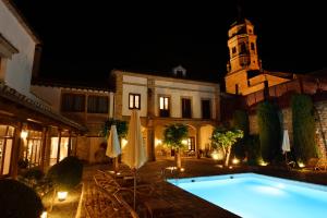 巴埃萨月亮门酒店的夜间在大楼前的游泳池