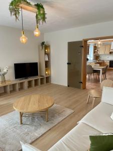 奥伯霍夫Visit Oberhof 3的客厅配有沙发和桌子