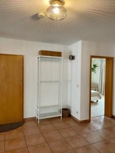 奥伯霍夫Visit_Oberhof_2的一间设有衣柜和天花板的房间