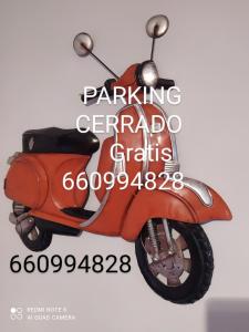 特鲁埃尔Apartamento Alcázar parking incluido VU-TERUEL-18-035的一张海报上的红摩托车照片