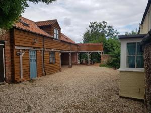 诺里奇The Barn, Norwich的享有带庭院的木屋外景