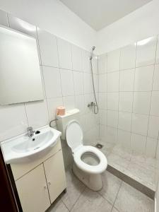 蒂米什瓦拉ADG 2 - Apartament cu 3 camere Timisoara的白色的浴室设有卫生间和水槽。