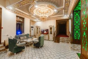 希瓦Khiva Silk Road的客厅配有吊灯和桌椅