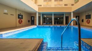 滨海罗克塔斯Las Salinas的游泳池,位于酒店带游泳池的客房