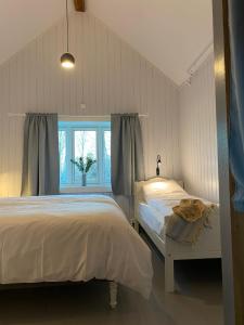 特隆赫姆Storsand Gård的一间卧室设有两张床和窗户。