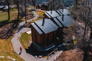 圣马丁德洛斯El Refugio Ski & Summer Lodge的公园内有屋顶的小木结构建筑