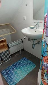 格拉茨Retrowohnung im Herzen von Graz的一间带水槽和镜子的浴室