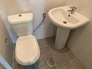 布拉加Casa Augusta 3的浴室配有白色卫生间和盥洗盆。