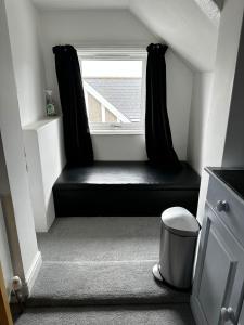 法尔茅斯Headlands - Room Only Accommodation的房间里的窗户有楼梯箱