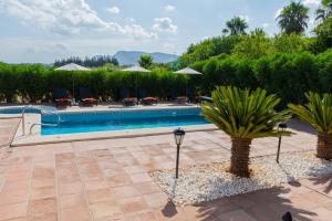 阿尔豪林格朗德Casa de Ámbar, Bed&Breakfast的庭院内的游泳池,带椅子和树木