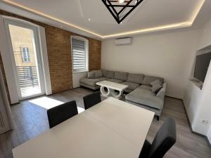 萨拉热窝Davud Apartments的客厅配有沙发和桌子