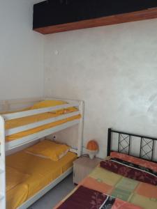 赫尔采格诺维Casa de Laza Apartments的一间客房内配有两张双层床的房间