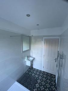 哈德斯菲尔德Horseshoe Forge Plover Cottage Lindley的白色的浴室设有水槽和镜子