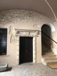 代森扎诺-德尔加达Corte Trento的进入带黑色门和楼梯的大楼的入口