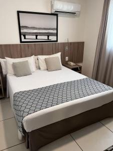 卡波布里奥Oasis Cabo Frio的一间卧室,卧室内配有一张大床