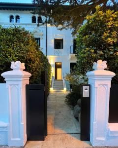 圣塞瓦斯蒂安Villa Don Juan的前面有两根白色柱子的白色房子