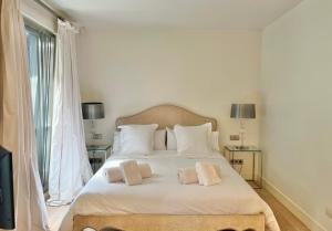 圣塞瓦斯蒂安Villa Don Juan的卧室配有白色的床和2个枕头