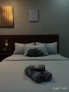 哥打京那巴鲁Relaxed Studio Q&S-Bed Near Airport WI-FI-Aeropod Sovo的床上铺着两条毛巾