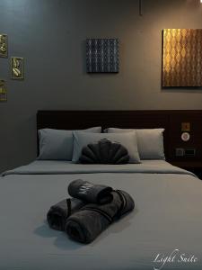 哥打京那巴鲁Relaxed Studio Q&S-Bed Near Airport WI-FI-Aeropod Sovo的床上有两条毛巾