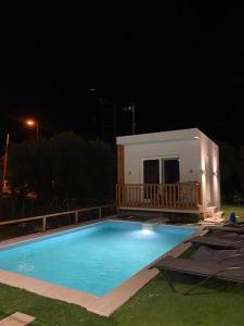 斯卡拉索提罗斯NAMARE AQUA的夜间在房子前面的游泳池