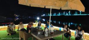 斯利那加Houseboat Karima palace的一群人晚上坐在桌子上