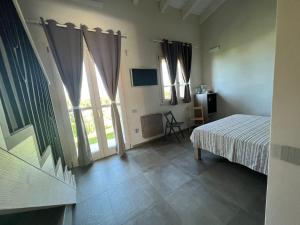 布杰鲁ALELCA DOMO的一间卧室设有一张床和一个大窗户