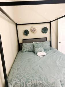 San LuisCozy 2 bedroom Home 10 min from Airport的一间卧室配有一张带金属框架的床