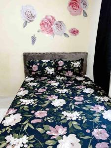 San LuisCozy 2 bedroom Home 10 min from Airport的卧室配有一张墙上鲜花的床