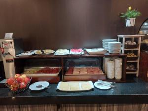 库里科库里科阿尔马格罗迪亚哥酒店的柜台上的自助干酪和其他食物
