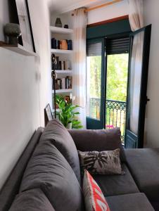 卡尔达斯·德·雷斯Campo da Torre的客厅里设有一张棕色沙发,配有窗户