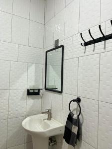KiraTREAT HOMIES的白色的浴室设有水槽和镜子
