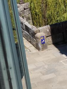 卡尔达斯·德·雷斯Campo da Torre的墙上的蓝色标志