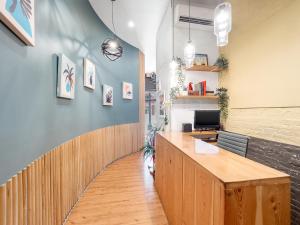 纽约BeHome by LuxUrban的一个带木桌和柜台的办公室