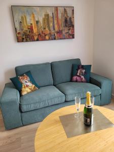 阿尔蒂盖普雷博尔多cosy, spacieux, avec balcon, au calme的客厅配有蓝色的沙发和桌子