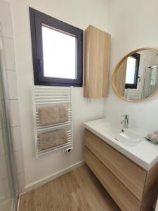 阿尔蒂盖普雷博尔多cosy, spacieux, avec balcon, au calme的一间带水槽和镜子的浴室