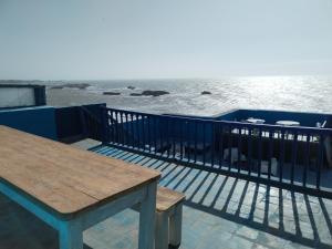 索维拉艺术家之家住宿加早餐旅馆的俯瞰水面的甲板上的桌子和长凳