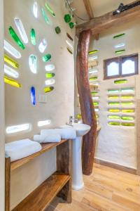 萨迈帕塔Casa Samai Boutique的一间带水槽和镜子的浴室