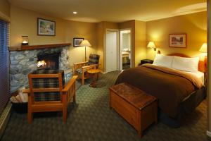 菲尔德翡翠湖山林小屋度假村的酒店客房配有一张床和一个壁炉。