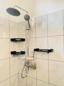 阿鲁沙Mufasa city Hostel and Apartments的浴室内配有淋浴和头顶淋浴